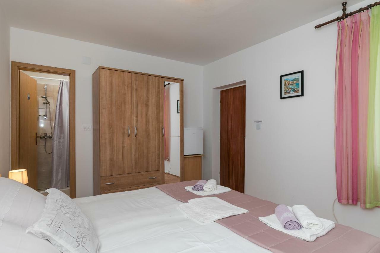 Mini Apartment Petra - Rooms Purple & Green With Kitchen And Garden Dubrovnik Bagian luar foto