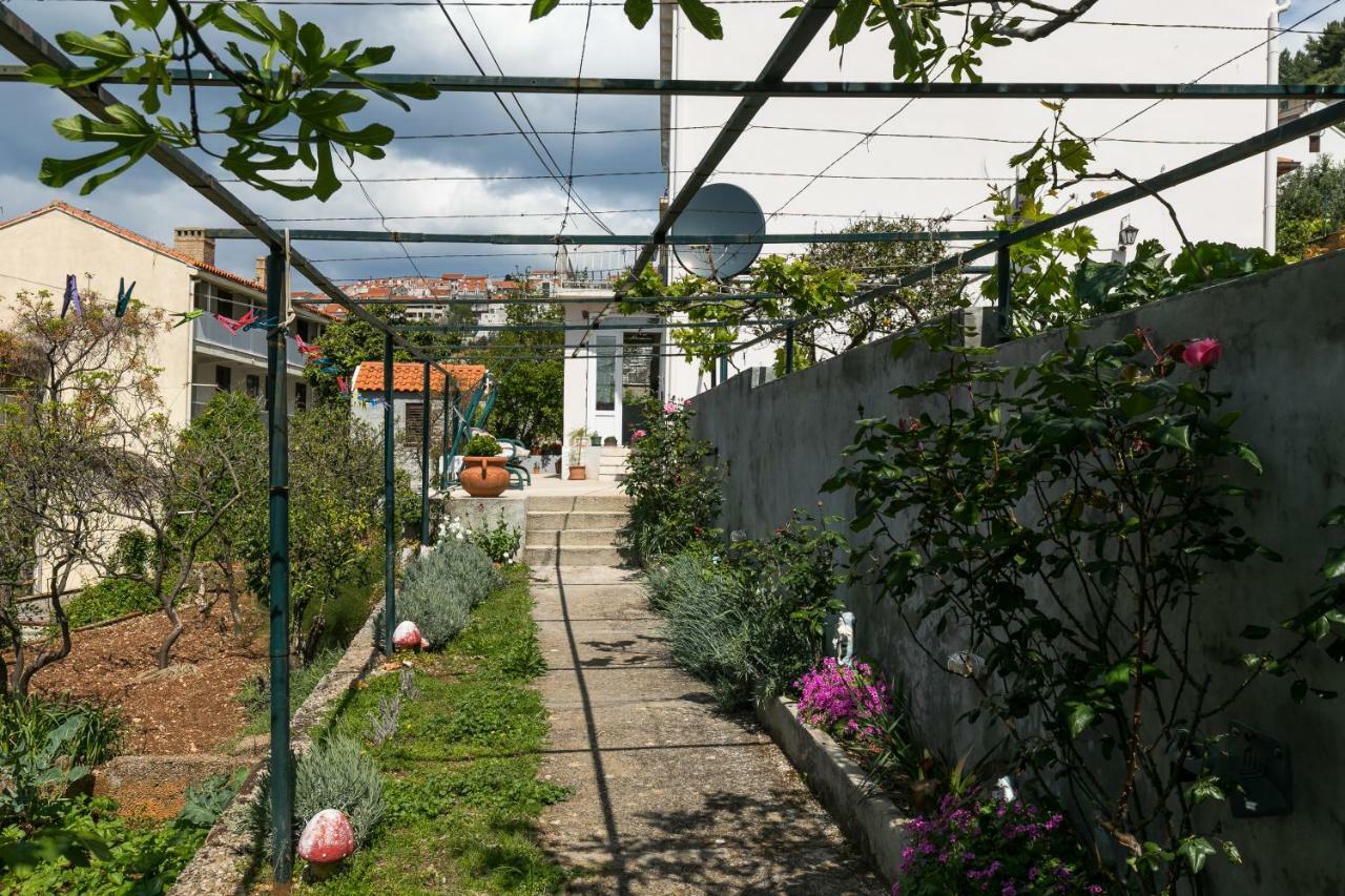 Mini Apartment Petra - Rooms Purple & Green With Kitchen And Garden Dubrovnik Bagian luar foto