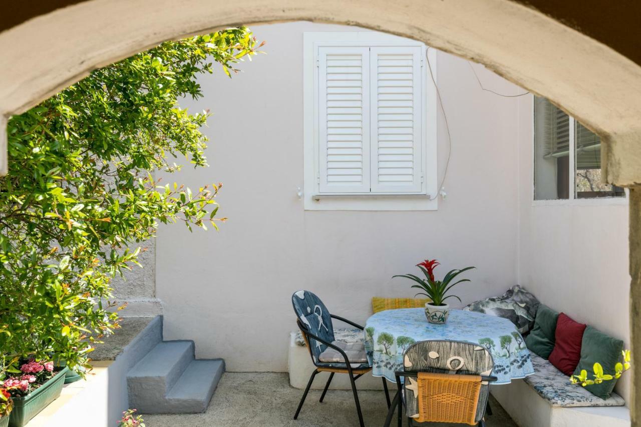 Mini Apartment Petra - Rooms Purple & Green With Kitchen And Garden Dubrovnik Bagian luar foto
