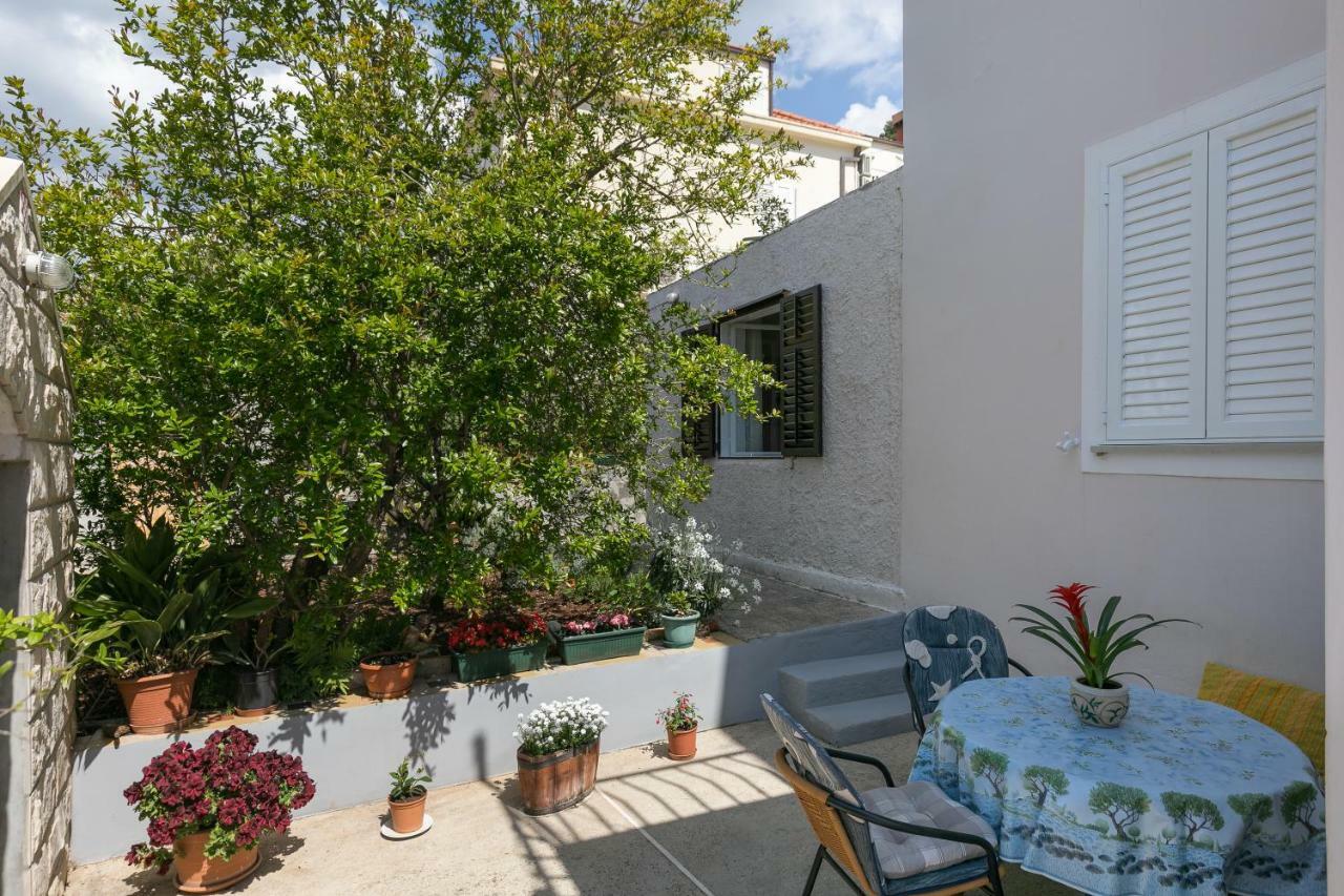 Mini Apartment Petra - Rooms Purple & Green With Kitchen And Garden Dubrovnik Bagian luar foto